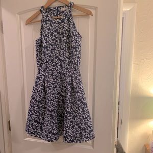 Sleeveless dress small flower pattern